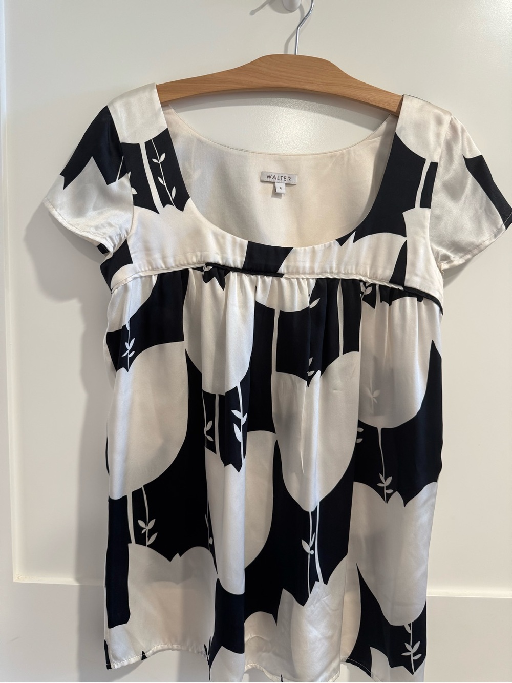 Walter Black & White Scoop-Neck Short Sleeve Blouse